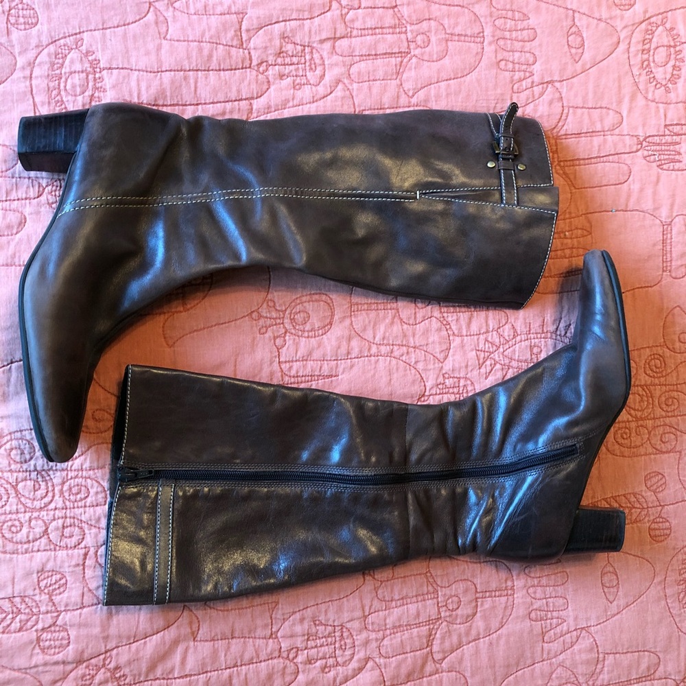3 for $20 Genuine brown leather high heel boots 👢